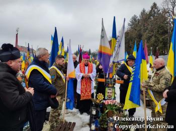Metropolita lwowski wraz z Rycerzami modlił się na Polu Marsowym za dusze poległych żołnierzy w Ukrainie. title=